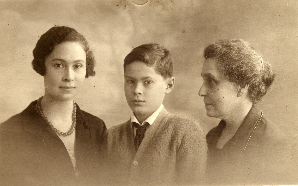 Андрей Блум с мамой и бабушкой